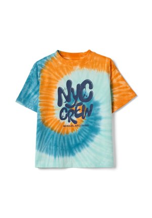Tie-dye T-shirt in oranje, lichtblauw en groenblauw met de tekst "NYC CREW" en "NO RULES, JUST COLORS" aan de voorkant.