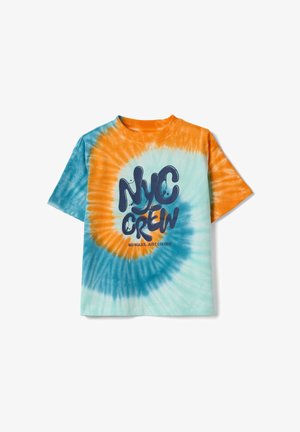 Camiseta tie-dye en naranja, azul claro y verde azulado con el texto "NYC CREW" y "NO RULES, JUST COLORS" en el frente.