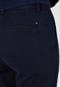 Tommy Hilfiger SLIM - Pantaloni chino - desert sky