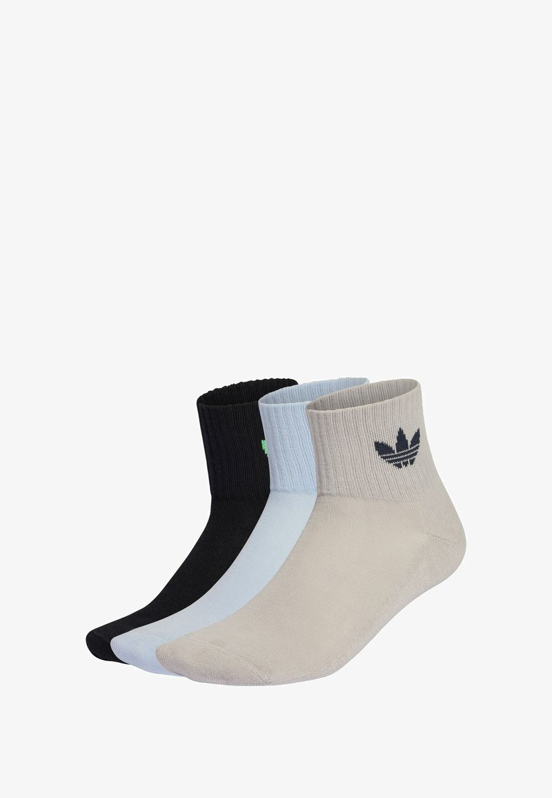 Tres pares de calcetines tobilleros: negro, azul claro y gris claro. Hechos de algodón, con puños acanalados y un logo bordado en gris oscuro.