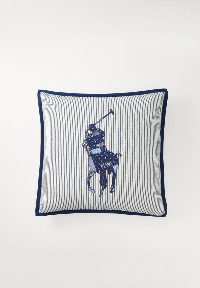 Dekoratyvinė pagalvė su tamsiai mėlynumi ir balta dryžuota dizainu. Pavaizduota išsiuvinėta arklys su raiteliu įvairių atspalvių mėlynoje spalvoje.