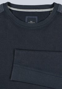 Navyblauer Sweatshirt mit Struktur, geripptem Hals- und Ärmelbund, ausgestattet mit einem kontrastierenden gestreiften Detail auf den Schultern und einer Tasche auf der Vorderseite.