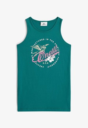 Türkisfarbener Baumwoll-Top mit rundem Ausschnitt, ärmellos, mit einem runden Motiv, das einen Adler, florale Akzente und Text in Pink und Weiß zeigt.