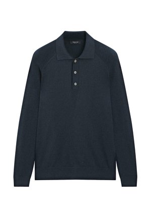 Tmavě námořnická modrá dlouhý rukáv pletené polo tričko s tříknoflíkovou légu a žebrovanou texturou na ramenou a manžetách.