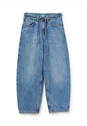 Jasnoniebieskie dżinsowe spodnie o szerokich nogawkach z elastycznym pasem, posiadające przednie kieszenie i luźny krój. Tekstura stonewashed.