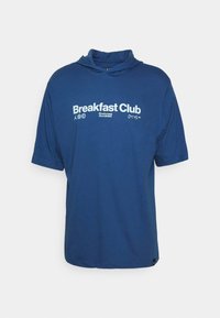 Navy-blauer Kurzarm-Hoodie mit dem Schriftzug "Breakfast Club" und einer digitalen Uhrgrafik. Weicher, leichter Stoff; lockere Passform und lässiges Design.
