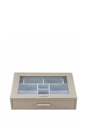 Organisateur de bijoux avec texture tissée beige, couvercle transparent, plusieurs compartiments et un tiroir coulissant à l'avant.