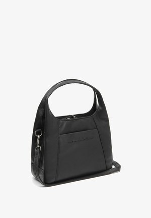 Musta nahkainen käsilaukku yläkahvalla, vetoketjukiinnityksellä, etutaskulla ja irrotettavalla olkahihnalla valkoista taustaa vasten.