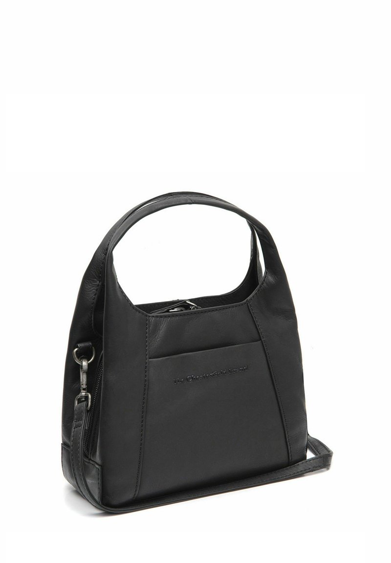 Musta nahkainen käsilaukku yläkahvalla, vetoketjukiinnityksellä, etutaskulla ja irrotettavalla olkahihnalla valkoista taustaa vasten.