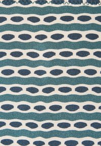 Tkani materijal s vodoravnim tekućim prugama koje se izmjenjuju s bijelim prugama, na kojima su ravnomjerno raspoređene tamnoplave ovalne točkice.