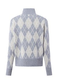 Jasnoniebieski sweter w wzór argyle w kolorze kremowym, z wysokim ribbowanym kołnierzem i ribbowanymi mankietami. Miękka faktura i luźny krój.