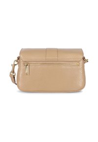 Beige textuur leren schoudertas met een voorflap, verticale ritszak en verstelbare schouderband. Accenten in goudkleurig metaal.