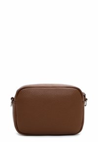 Borsa a tracolla in pelle marrone con finitura testurizzata, forma rettangolare, chiusura superiore con zip e dettagli in metallo argentato.