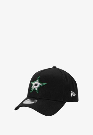 Schwarze Kappe mit gebogenem Schirm. Enthält ein grünes und silbernes gesticktes Sternlogo mit einem stilisierten "D". Beinhaltet ein New Era-Logoetikett.