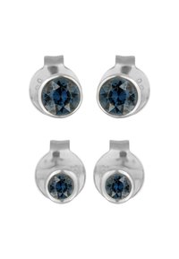 Silberne Steckerohrringe mit runden, facettierten, dunkelblauen Steinen, die in kreisförmigen Fassungen mit flachen Rückseiten gesetzt sind. Glatte Textur, minimalistisches Design.