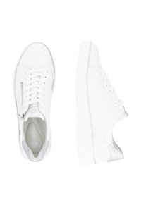 Baskets blanches avec un supérieur en cuir lisse, bout rond, lacets à l'avant, fermeture éclair sur le côté et semelle en caoutchouc. Présente des accents en argent sur le talon.