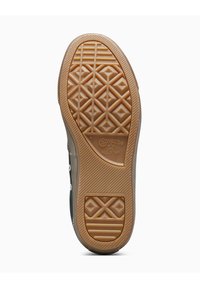 Suola di sneaker in gomma con battistrada a motivo a diamante; colore gomma marrone; presenta un logo e dettagli testurizzati per migliorare aderenza e durabilità.