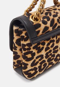 Pung i leopardmønster med en struktureret pelsudvendig, sorte læderdetaljer og en guld kædetræk. Kompakt rektangulær form.