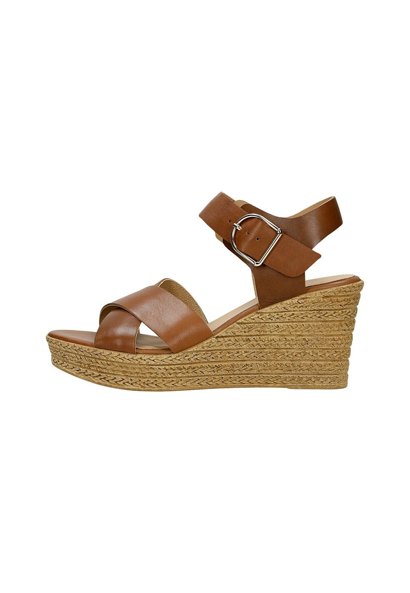 Sandales compensées en cuir marron avec deux sangles entrecroisées, une sangle de cheville avec boucle et une plate-forme en jute tissé. Texture lisse, silhouette élégante.