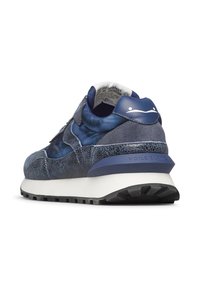 Sneaker blu e navy con suede testurizzato, pelle liscia e una suola intermedia bianca con suola in gomma nera. Logo e dettagli sul tallone.