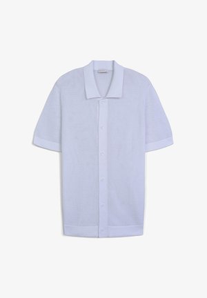 Maglietta a maniche corte bianca in maglia con colletto, chiusura a bottoni e dettagli a coste sui polsini e sull'orlo. Tessuto testurizzato con trama aperta.