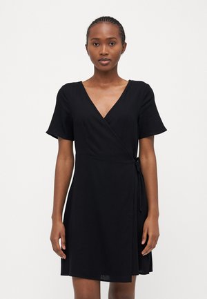 Robe portefeuille noire en tissu léger, avec un décolleté en V profond, des manches courtes et un lien à la taille. Texture douce, design simple.