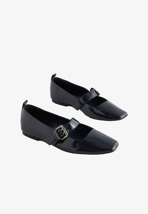 Schwarze Lackleder-Ballerinas mit quadratischem Zehendesign. Verfügt über einen breiten Riemen mit einer silbernen Schnalle. Glatte Textur, niedriger Absatz.