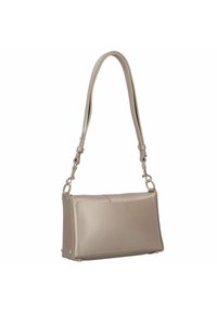Sac à épaule beige clair en cuir texturé. Forme rectangulaire avec une bandoulière réglable et des accents en métal doré.