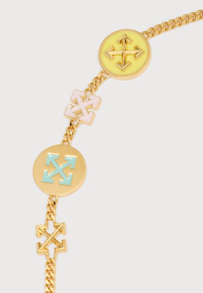 Βραχιόλι αλυσίδα από χρυσό με συνδεδεμένα στρογγυλά και σταυροειδή φυλαχτά με πολύχρωμα σύμβολα βελών σε κίτρινο, λευκό και ανοιχτό μπλε σμάλτο.