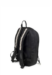 Crna ruksak sivi reflektirajući trakama, podstava na leđima, podesive naramenice, zatvaranje na rajsferšlus i bočni džepovi za dodatno skladištenje.