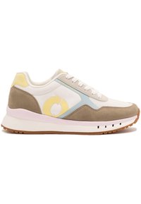 Sneakers met een witte mesh bovenkant, lichtgrijze suède accenten, blauw en gele logo-details, roze tussenzool en een bruine rubberen buitenzool.