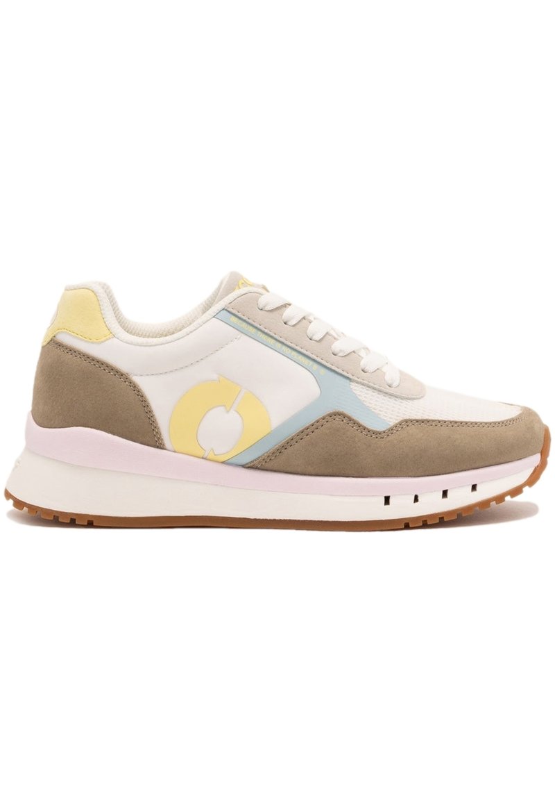 Sneakers met een witte mesh bovenkant, lichtgrijze suède accenten, blauw en gele logo-details, roze tussenzool en een bruine rubberen buitenzool.