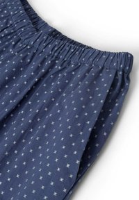 Marineblauwe pyjamashorts met een elastische tailleband, voorzien van een verspreid wit geometrisch patroon en een zachte, lichtgewicht stoftextuur.