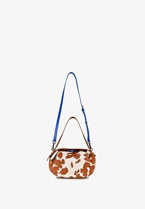 Barna és fehér bőrhatású táskakészlet tehenesminta mintával, bőr részletekkel; élénk kék vállpánttal és lekerekített formával.