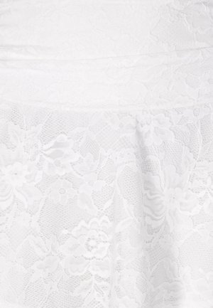 Hvid blomstret blonderstof med indviklede mønstre og et lagdelt design, der viser en delikat tekstur og semi-gennemsigtighed.