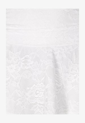 Witte bloemenkantstof met ingewikkelde patronen en een gelaagd ontwerp, die een delicate textuur en halfdoorzichtigheid toont.