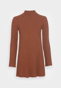 Robe en maille côtelée marron avec un col montant et des manches longues, présentant un corsage ajusté et un ourlet évasé. Tissu doux et texturé.