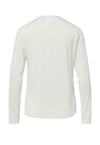 Ein simples weißes Langarmshirt, von hinten gezeigt, mit einem runden Halsausschnitt und einem leicht abgerundeten Saum.