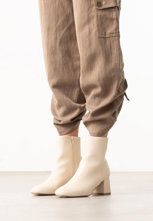 sacha, SACHA OFFWHITE STIEFELETTEN MIT BLOCKABSATZ - Enkelkaarsjes - off white