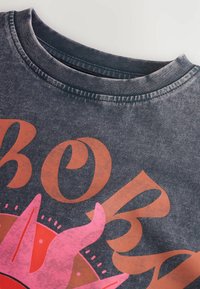 Next REGULAR FIT - GRAPHIC - Camiseta estampada - charcoal pink sun