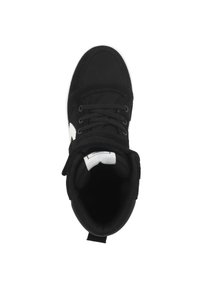 Czarne sneakersy typu high-top z teksturowaną górą z tkaniny, białym logo, sznurowaniem i wyściełanym kołnierzem. Gładka gumowa podeszwa.