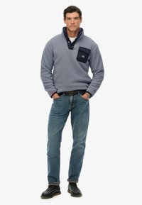 Superdry & Co FUJI HALF POPPER - Fleece trui - washed denim blue