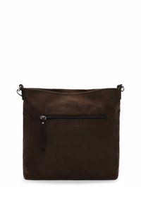 Bolso cruzado de ante marrón con una silueta plana, apertura superior y un bolsillo con cremallera en la parte frontal. Presenta herrajes en tono plateado y una textura suave.