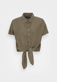 Camicia verde oliva a maniche corte con bottoni e dettaglio a nodo frontale, realizzata in un tessuto leggero con una texture liscia e colletto.