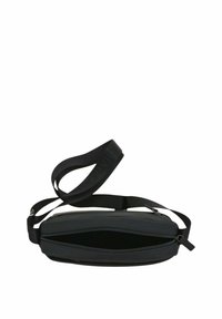 Sac bandoulière noir avec une texture lisse, de forme rectangulaire, bandoulière réglable et un compartiment principal zippé. Design simple et fonctionnel.