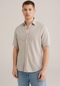 Cămașă cu mâneci scurte, realizată dintr-un material ușor, cu un model geometric în nuanțe de bej și maro deschis, cu închidere cu nasturi și guler clasic.