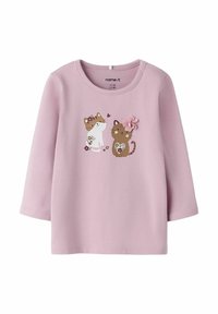 Roze longsleeve shirt met een afbeelding van twee katten, één wit en één bruin, met bloemaccenten en een roze bloemdetail.