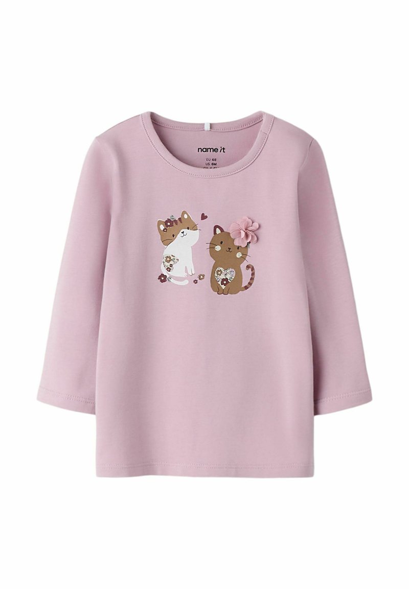 Roze longsleeve shirt met een afbeelding van twee katten, één wit en één bruin, met bloemaccenten en een roze bloemdetail.