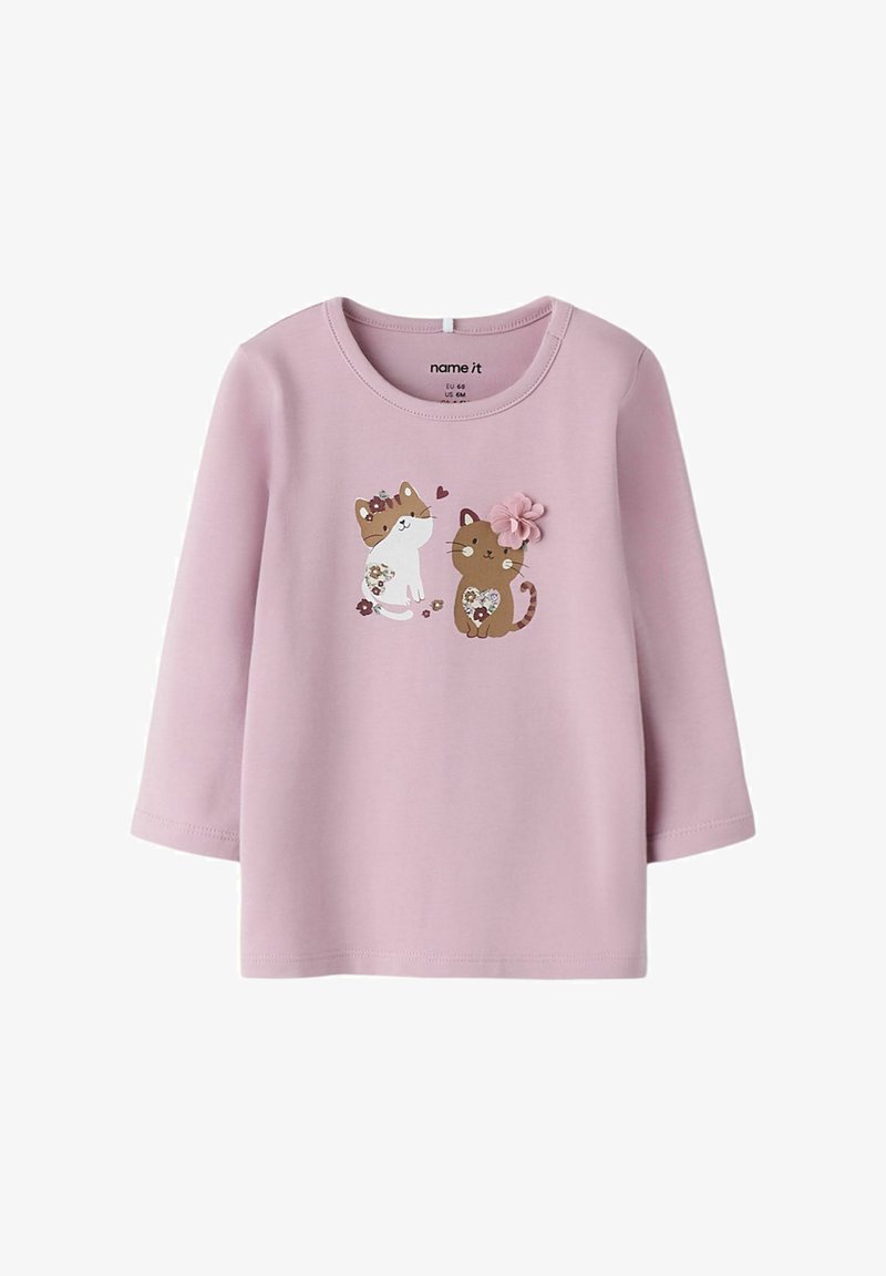 Roze longsleeve shirt met een afbeelding van twee katten, één wit en één bruin, met bloemaccenten en een roze bloemdetail.