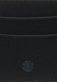 Svart tygkorthållare med tre kortfack, med texturerat material och en diskret logotyp präglad längst ner.